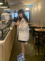 穿上很乖巧的奶油白风衣