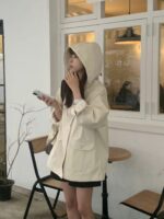 穿上很乖巧的奶油白风衣