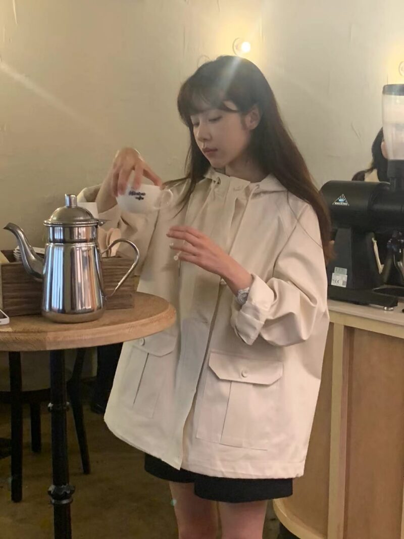 穿上很乖巧的奶油白风衣