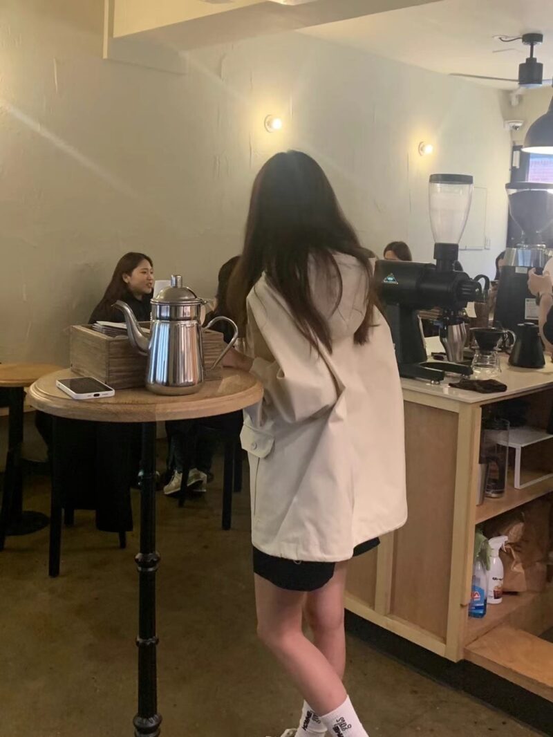 穿上很乖巧的奶油白风衣