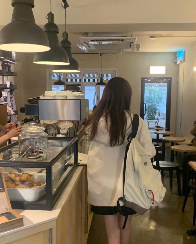 穿上很乖巧的奶油白风衣