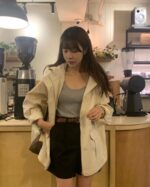 穿上很乖巧的奶油白风衣