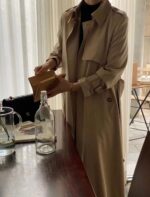 一件非常有垂坠感的风衣外套 修身款