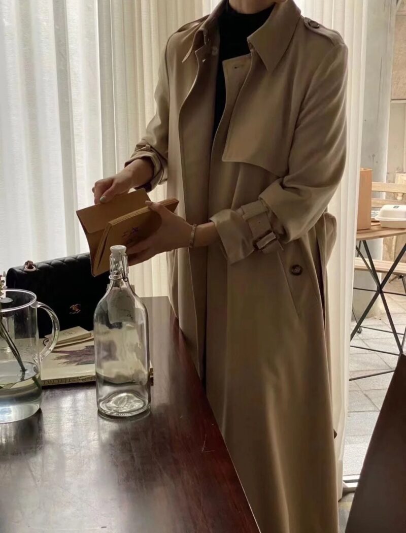 一件非常有垂坠感的风衣外套 修身款