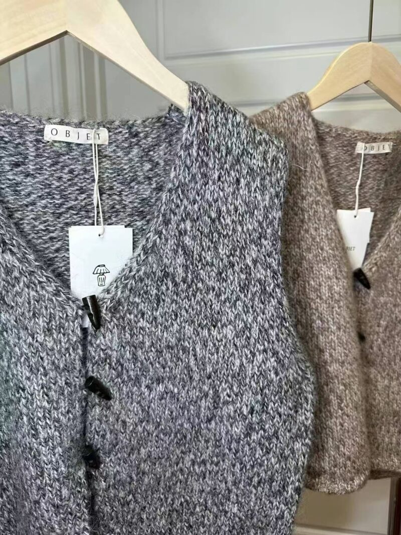 32%马海毛 混色牛角扣百搭马甲