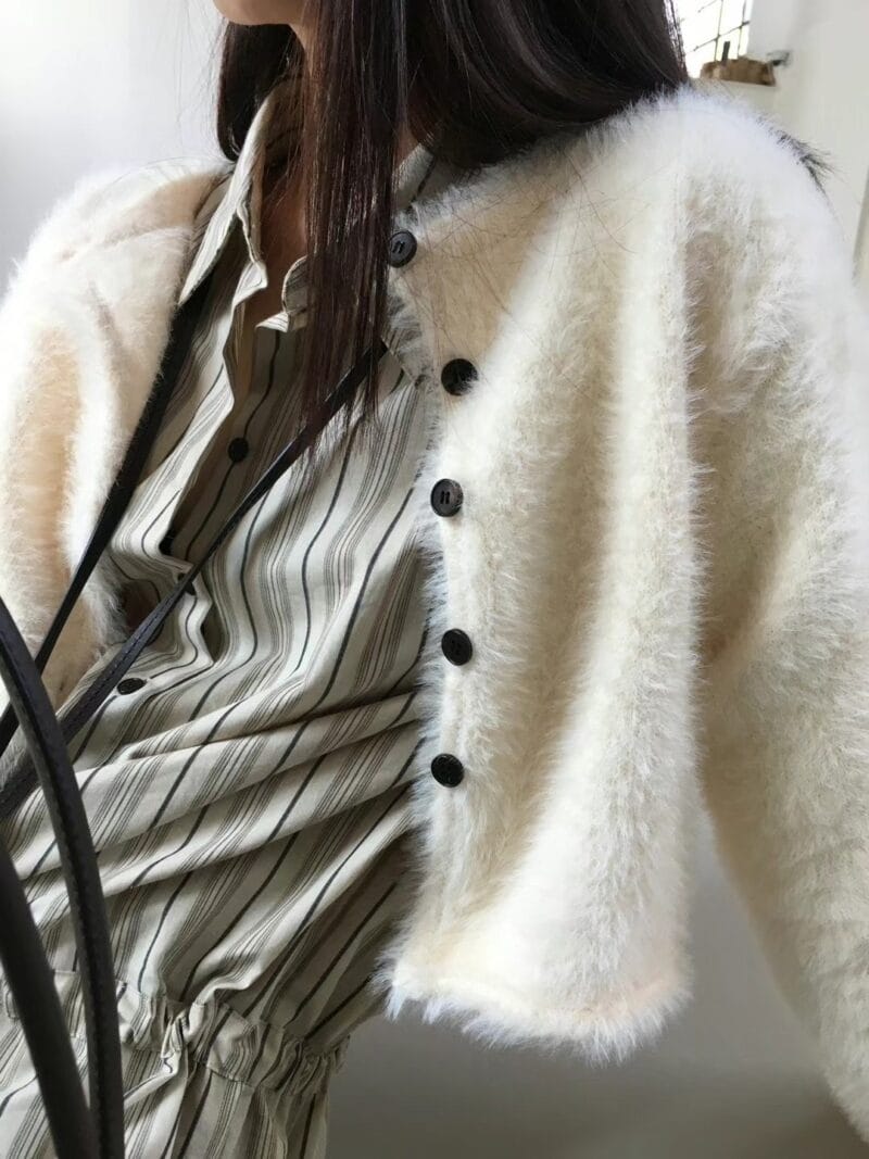 女神感~ 超美的短款毛毛白色小开衫