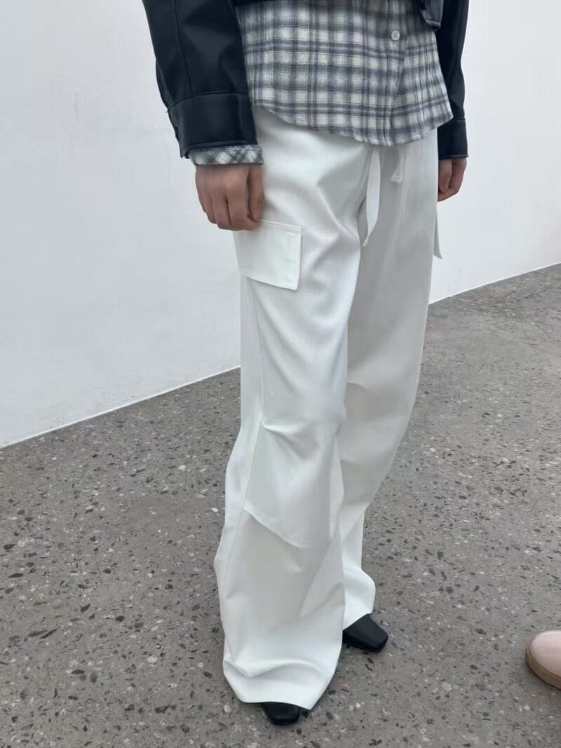 超级酷的工装裤 小腿处褶皱设计非常的显腿长