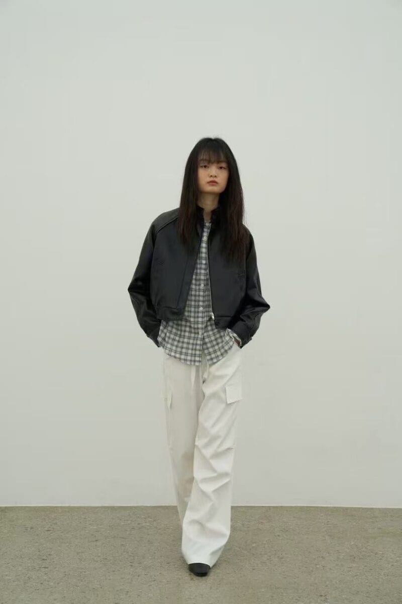 超级酷的工装裤 小腿处褶皱设计非常的显腿长