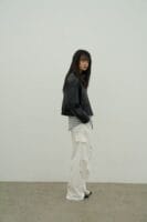 超级酷的工装裤 小腿处褶皱设计非常的显腿长