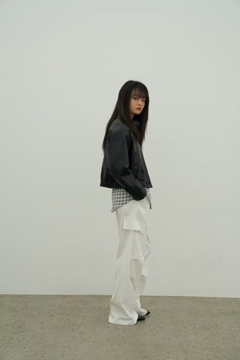 超级酷的工装裤 小腿处褶皱设计非常的显腿长