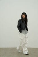 超级酷的工装裤 小腿处褶皱设计非常的显腿长