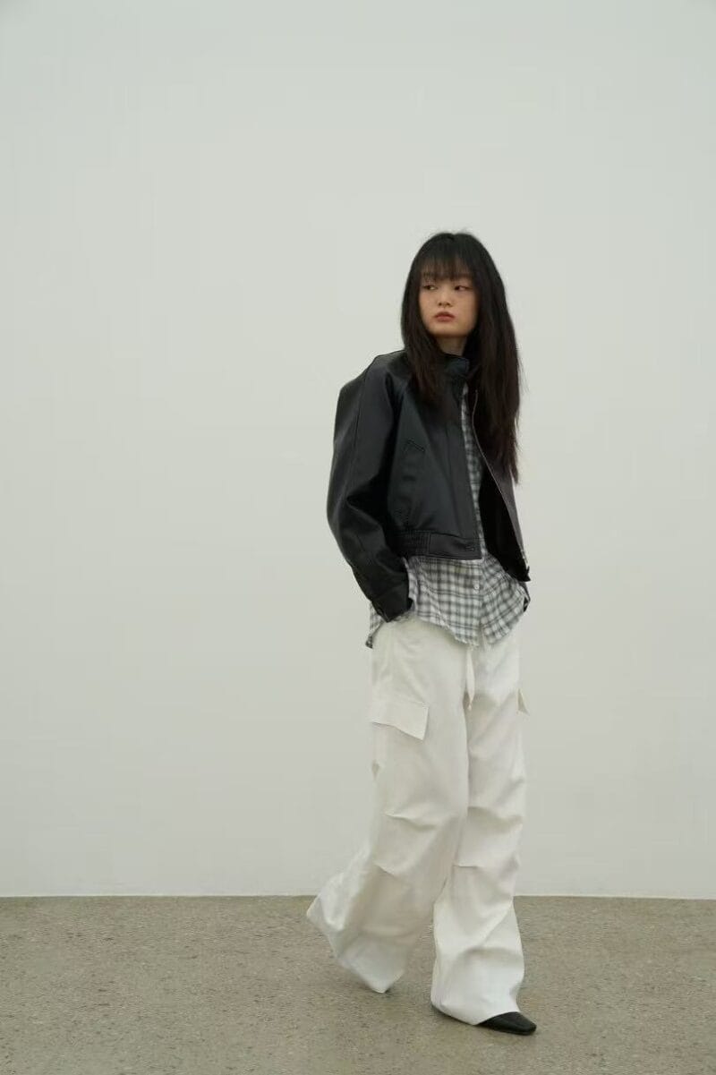 超级酷的工装裤 小腿处褶皱设计非常的显腿长