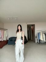 超级酷的工装裤 小腿处褶皱设计非常的显腿长