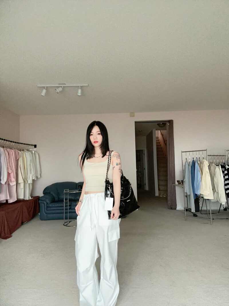 超级酷的工装裤 小腿处褶皱设计非常的显腿长