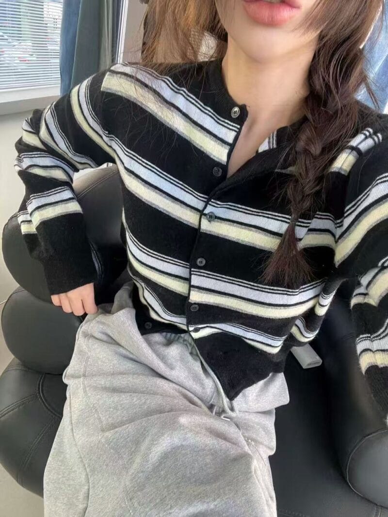 韩国唯一一次现象级大爆款的衣服 撞色毛衣开衫