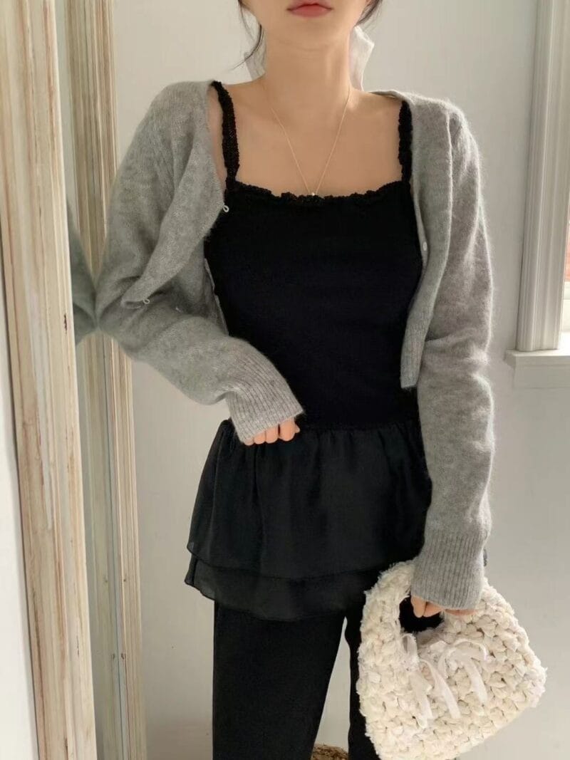 可爱俏皮的蕾丝肩带双层网纱叠穿