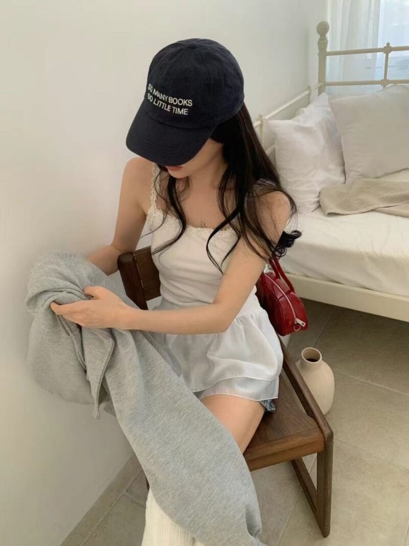 可爱俏皮的蕾丝肩带双层网纱叠穿