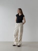 奶油色的褶皱工装裤 速干面料 薄而不透