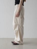 奶油色的褶皱工装裤 速干面料 薄而不透