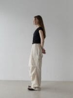 奶油色的褶皱工装裤 速干面料 薄而不透