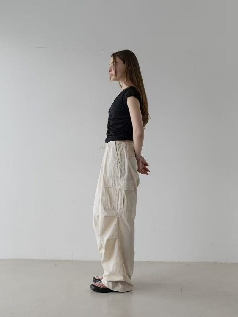 奶油色的褶皱工装裤 速干面料 薄而不透