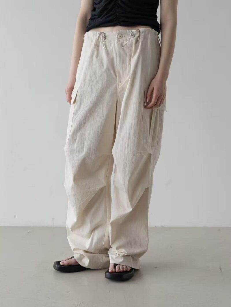 奶油色的褶皱工装裤 速干面料 薄而不透