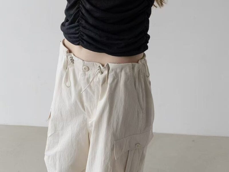 奶油色的褶皱工装裤 速干面料 薄而不透
