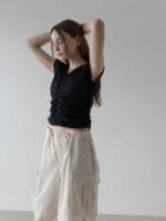 奶油色的褶皱工装裤 速干面料 薄而不透