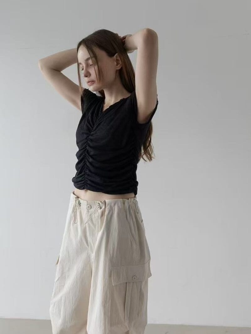 奶油色的褶皱工装裤 速干面料 薄而不透