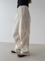 奶油色的褶皱工装裤 速干面料 薄而不透