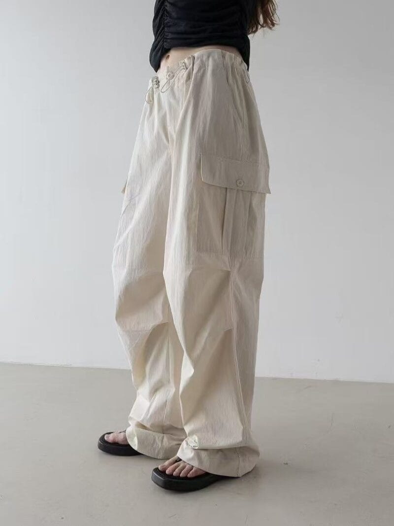 奶油色的褶皱工装裤 速干面料 薄而不透