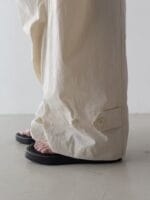 奶油色的褶皱工装裤 速干面料 薄而不透