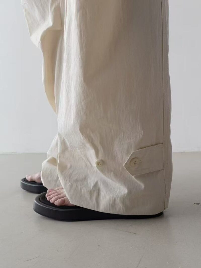 奶油色的褶皱工装裤 速干面料 薄而不透