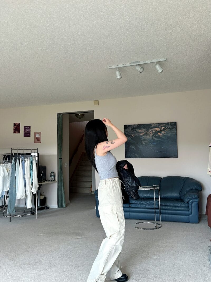 奶油色的褶皱工装裤 速干面料 薄而不透