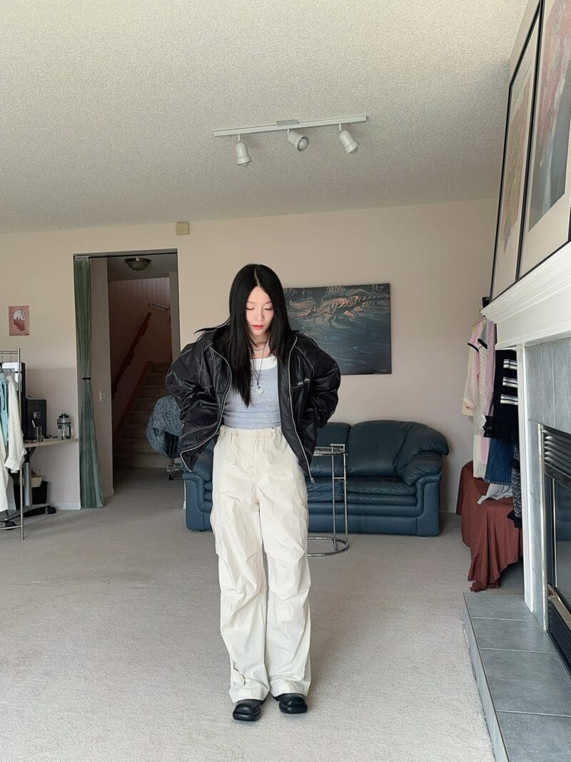 奶油色的褶皱工装裤 速干面料 薄而不透