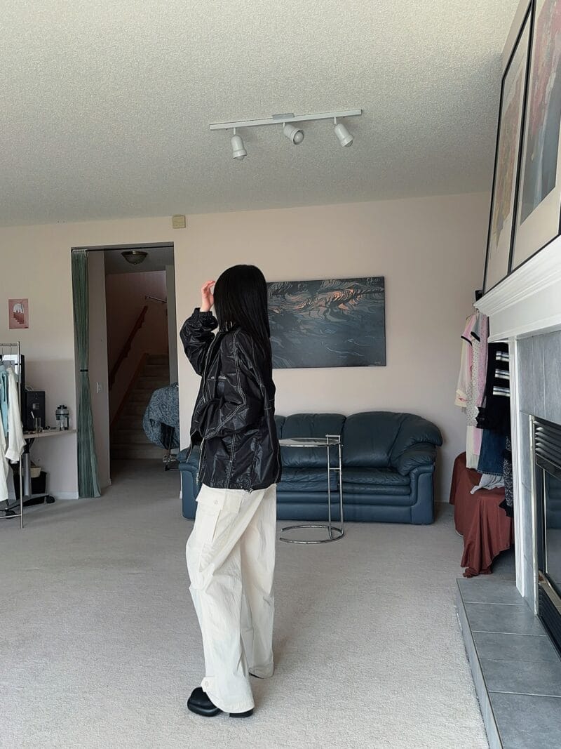 奶油色的褶皱工装裤 速干面料 薄而不透