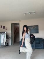 奶油色的褶皱工装裤 速干面料 薄而不透