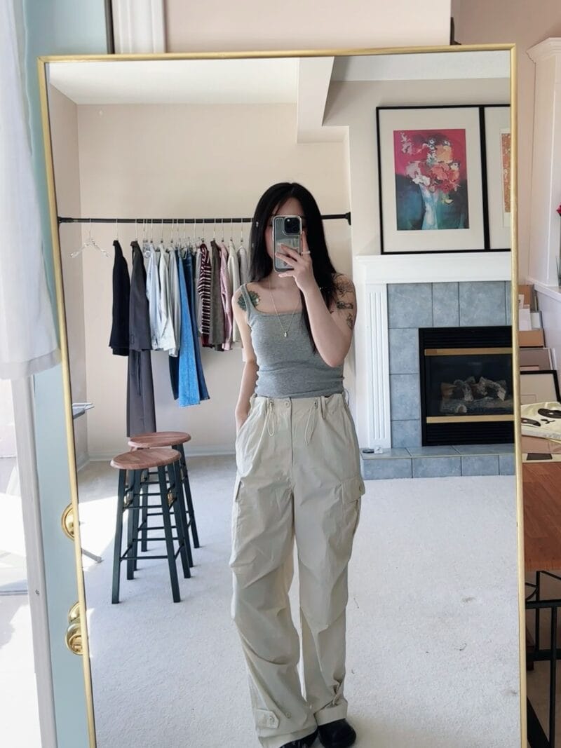 奶油色的褶皱工装裤 速干面料 薄而不透