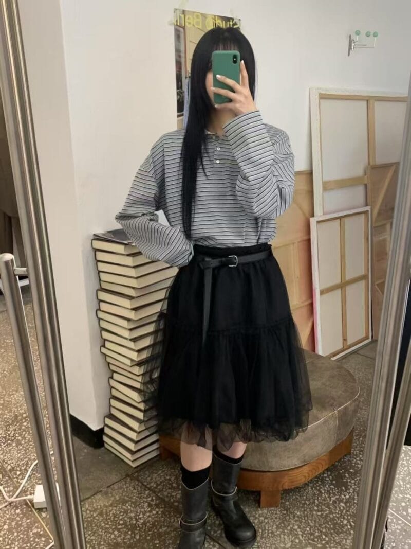 很有早春氛围感的条纹Polo 很多韩国网红上身哟