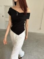 穿上一秒瘦两圈 纸片人即视感的露肩上衣