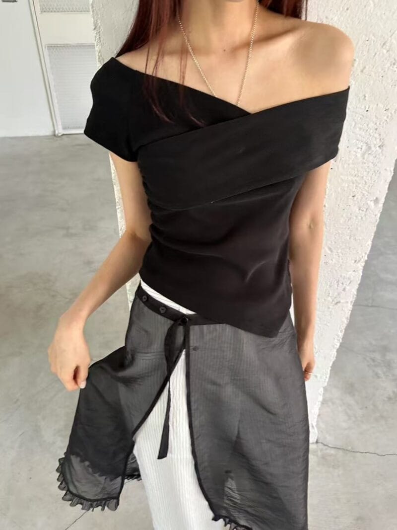 穿上一秒瘦两圈 纸片人即视感的露肩上衣