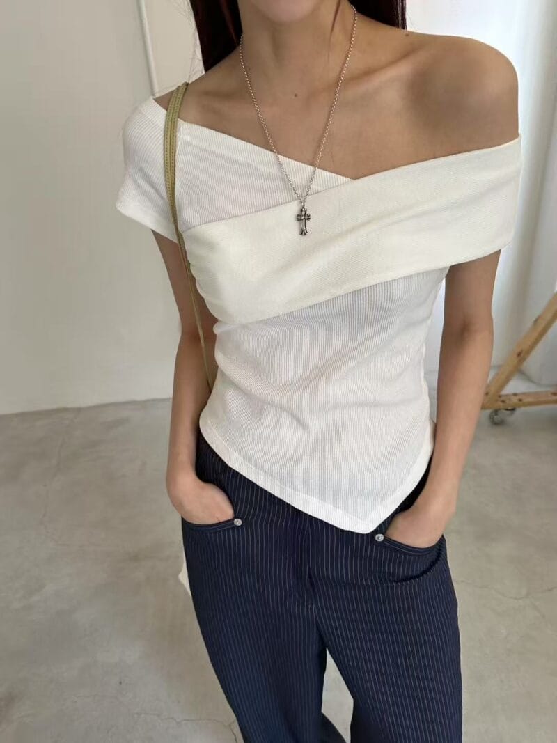 穿上一秒瘦两圈 纸片人即视感的露肩上衣