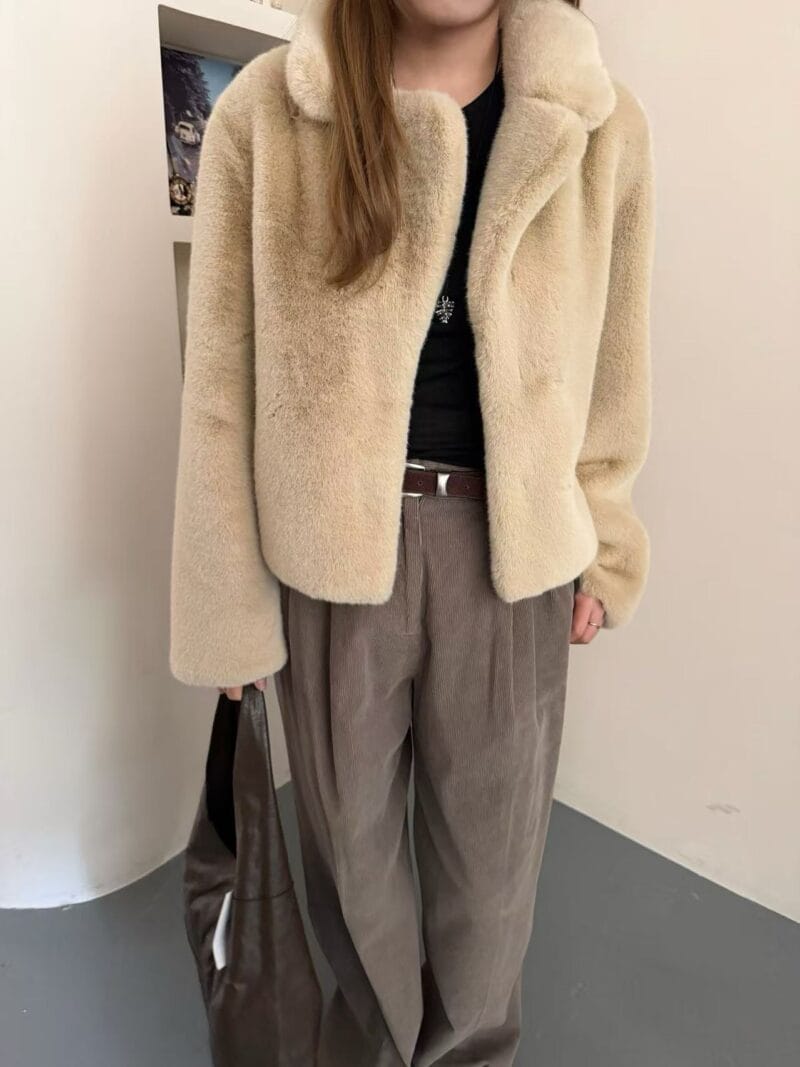 火了两年的赵露思上身过的毛毛外套 质感和真的貂很像了