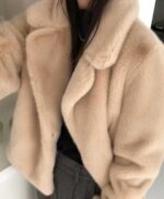 火了两年的赵露思上身过的毛毛外套 质感和真的貂很像了