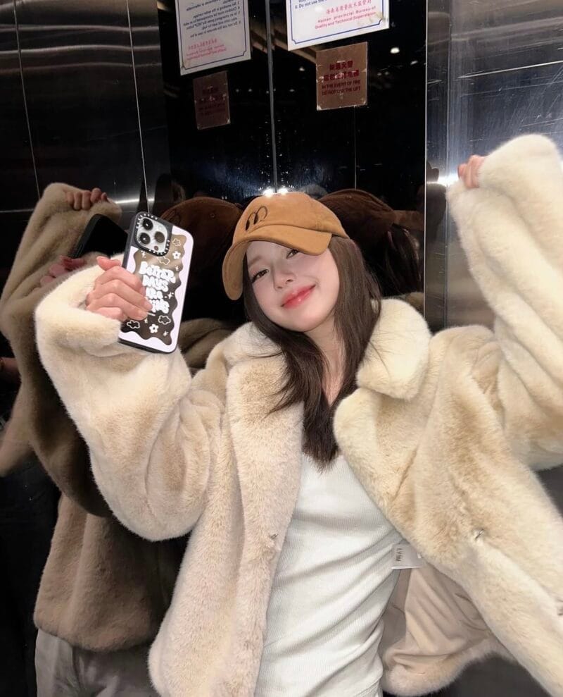 火了两年的赵露思上身过的毛毛外套 质感和真的貂很像了