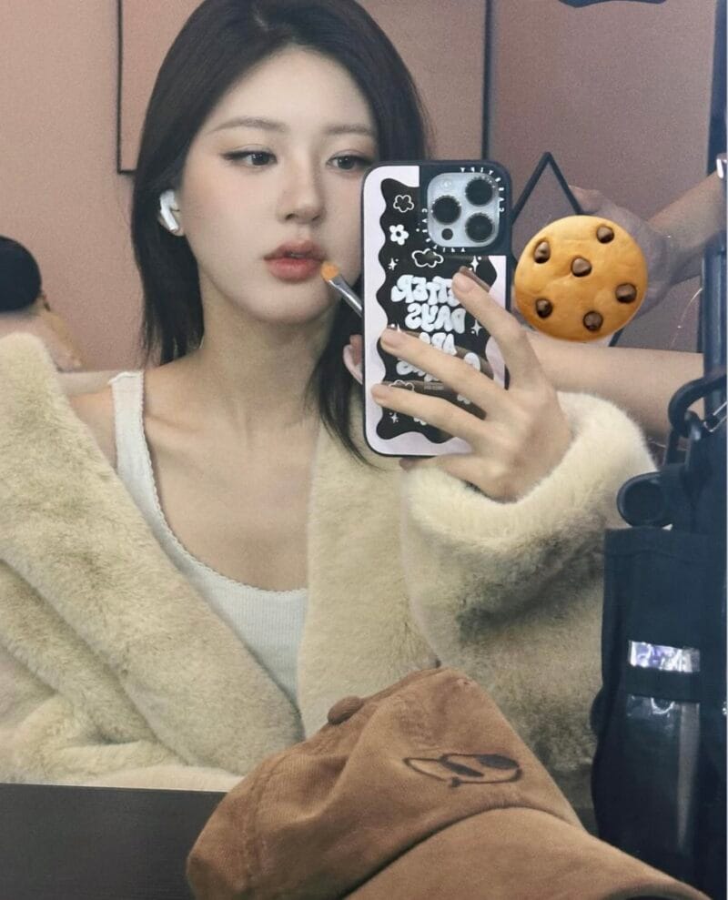 火了两年的赵露思上身过的毛毛外套 质感和真的貂很像了