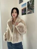 火了两年的赵露思上身过的毛毛外套 质感和真的貂很像了