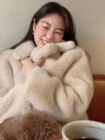 火了两年的赵露思上身过的毛毛外套 质感和真的貂很像了