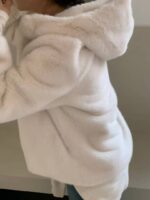 史上最轻的毛毛外套 冬日氛围感拉满 黑白两色