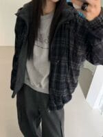 把今年最流行的碳灰色羊羔毛和格子 完美结合的双面穿外套